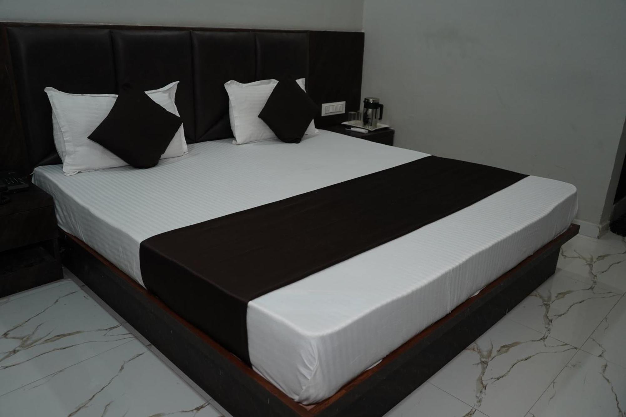 Hotel Pr Villa 간디나가르 외부 사진