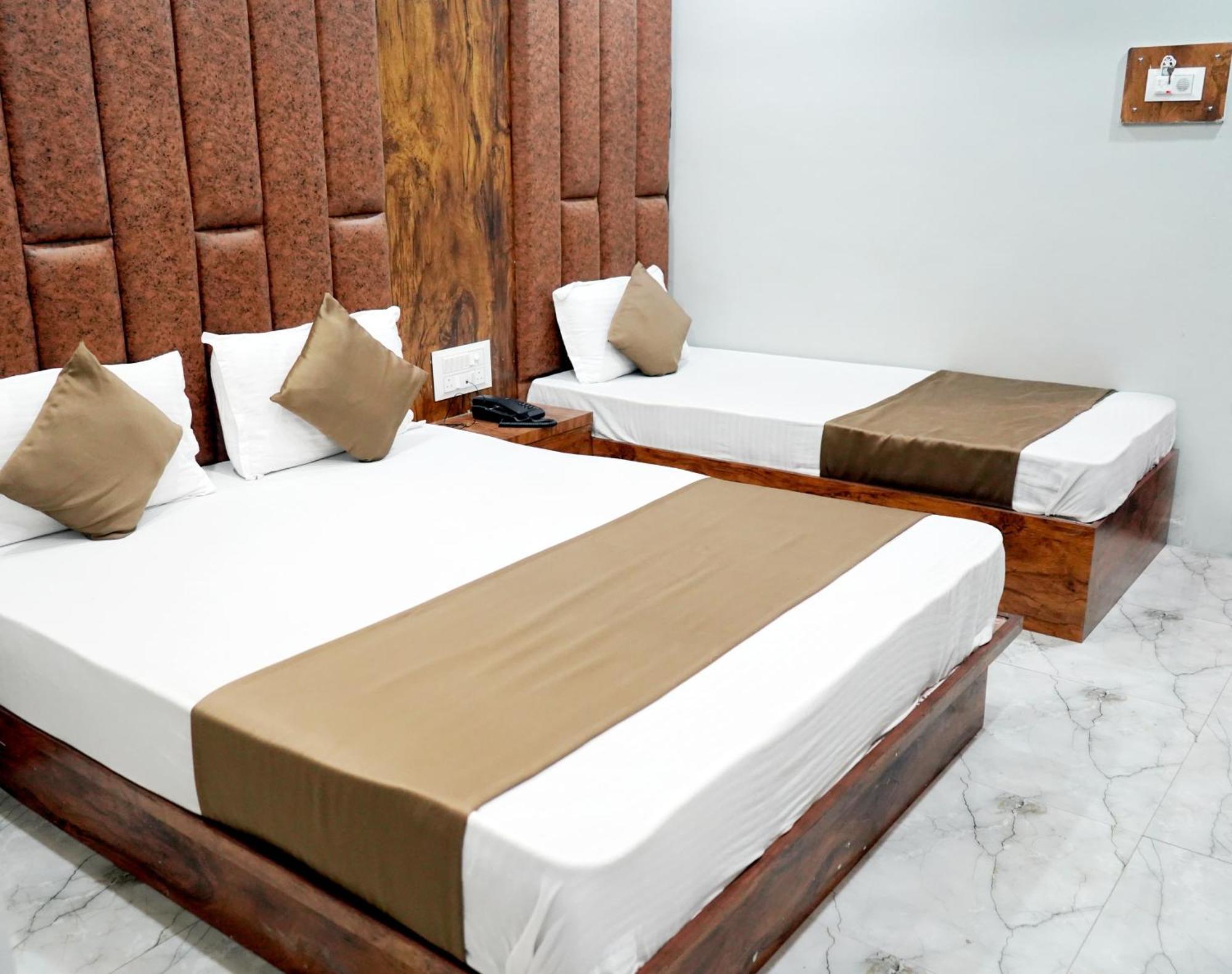 Hotel Pr Villa 간디나가르 외부 사진