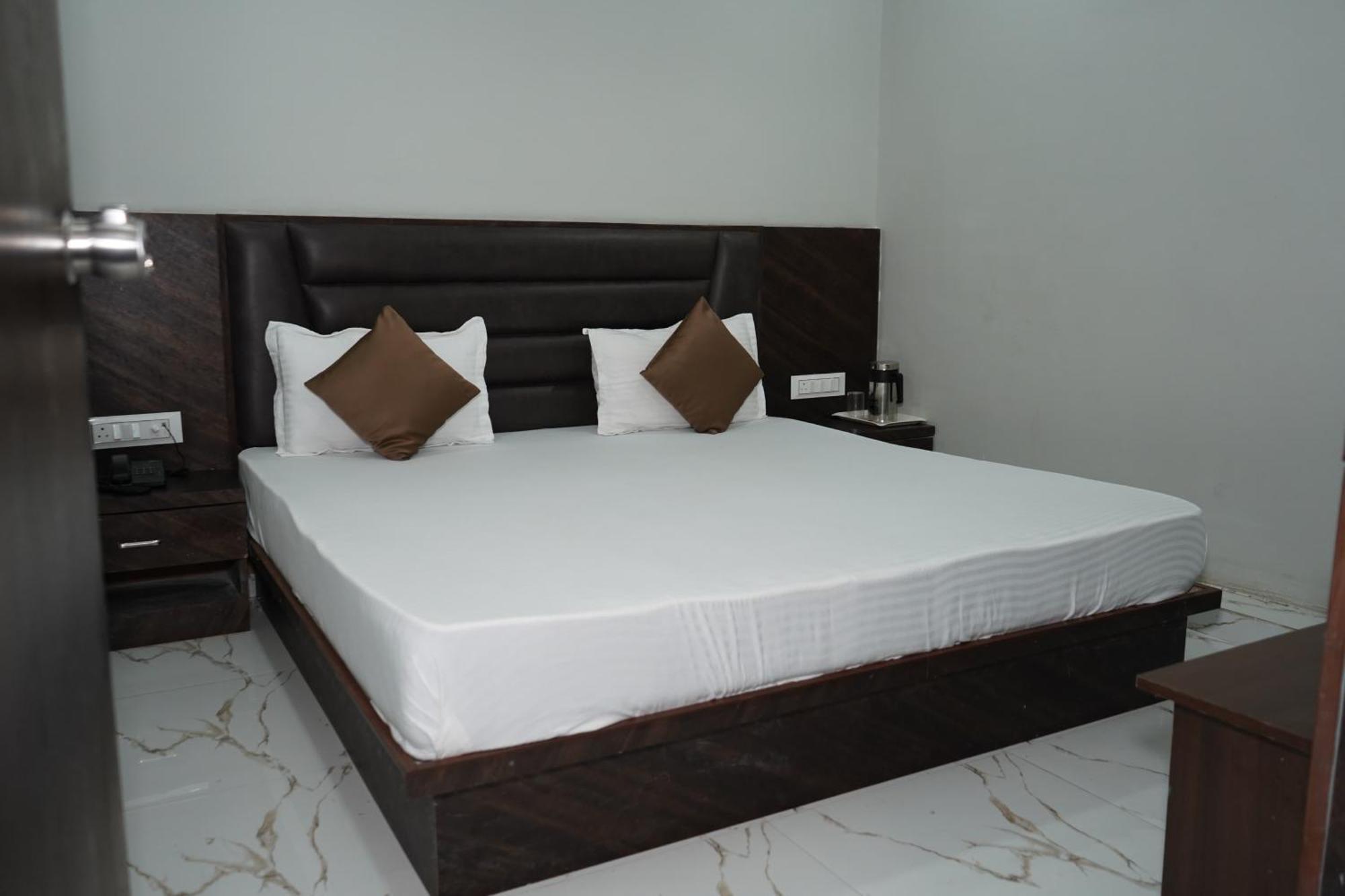 Hotel Pr Villa 간디나가르 외부 사진